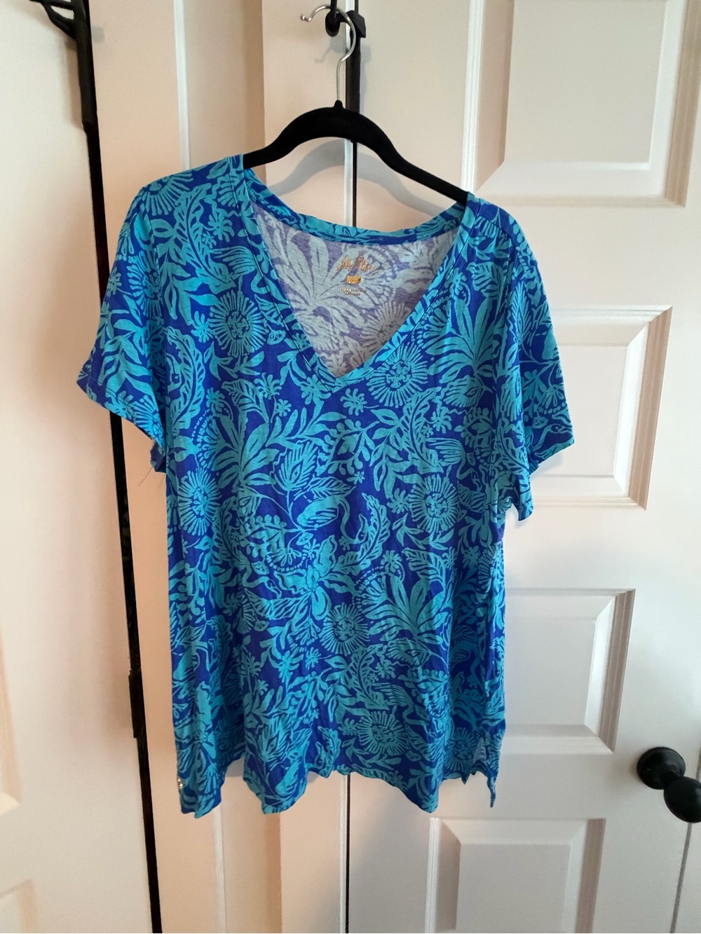 Lilly Pulitzer Blue & Turquoise Floral V-Neck Short Sleeve Tee - Picture 2 of 4